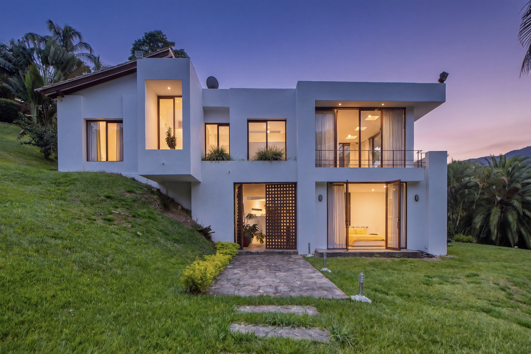 Exterior after Twilight Hero preset