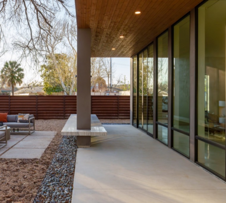 The same patio with the leaves removed